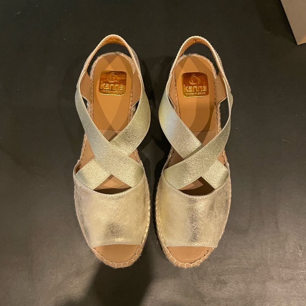 Kanna Gold Strappy a Espadrilles NWT